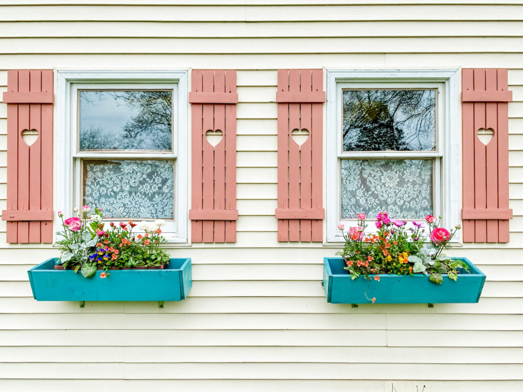 How to Hang Decorations on Vinyl Siding Without Causing Damage
