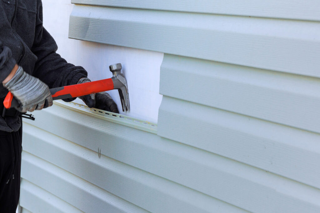 How to Remove Green Algae From Vinyl Siding
