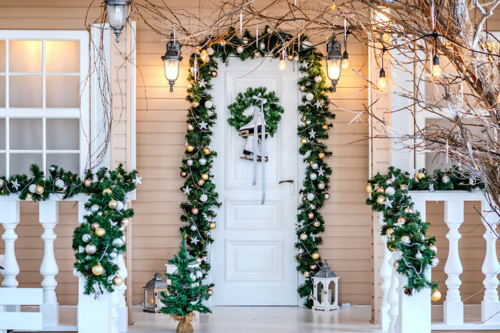 How to Hang Decorations on Vinyl Siding Without Causing Damage