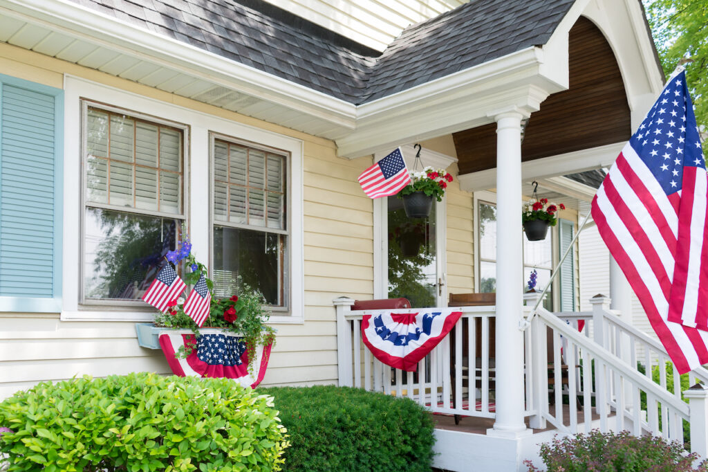 How to Hang Decorations on Vinyl Siding Without Causing Damage