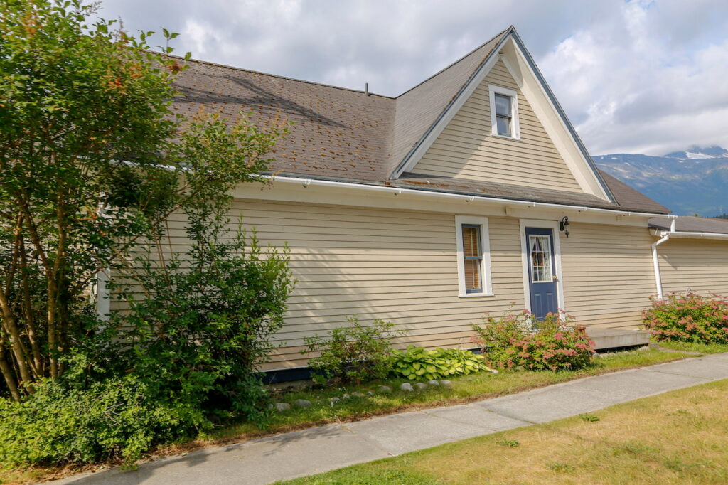 How to Remove Green Algae From Vinyl Siding