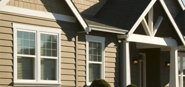 A residential house showcasing a principal door and windows.
